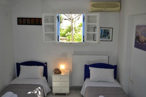 Un pat sau paturi într-o cameră la Villa Vrachos