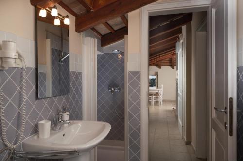 y baño con lavabo y espejo. en Angelo d'Oro Apartments Trevisol, en Rovinj
