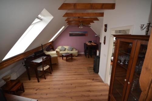 Sieben-Berge-Haus tesisinde bir oturma alanı
