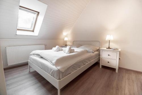 A bed or beds in a room at Urlaub Holthusen