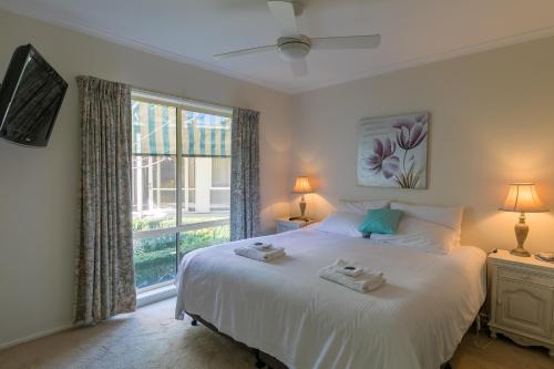 Ліжко або ліжка в номері The Birch House - Silver Birches Luxury Accommodation Bright