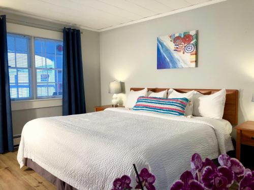 Un pat sau paturi într-o cameră la Hyannis Inn