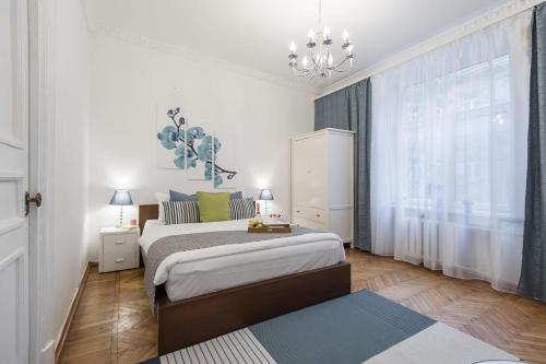 1 Schlafzimmer mit 2 Betten und einem Kronleuchter in der Unterkunft GMApartments Tverskaya street in Moskau