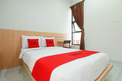 Llit o llits en una habitació de RedDoorz Syariah near Universitas Jenderal Soedirman
