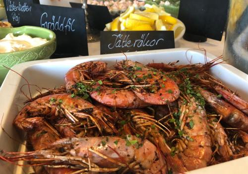 a plate of lobsters in a bowl on a table at Hotell Klimpfjäll in Klimpfjäll