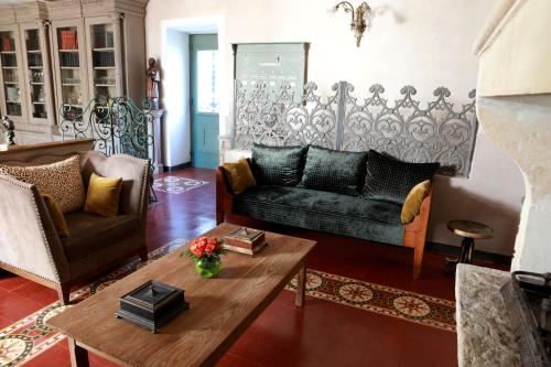 a living room with a couch and a coffee table at Justin de Provence in Orange