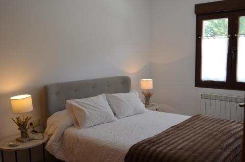 A bed or beds in a room at Apartamento Almanzor
