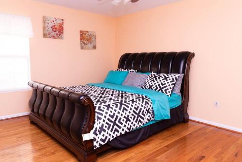 Ένα ή περισσότερα κρεβάτια σε δωμάτιο στο Gorgeous & Elegant 3Bedrooms 2Full-bath Upper Level of a single home