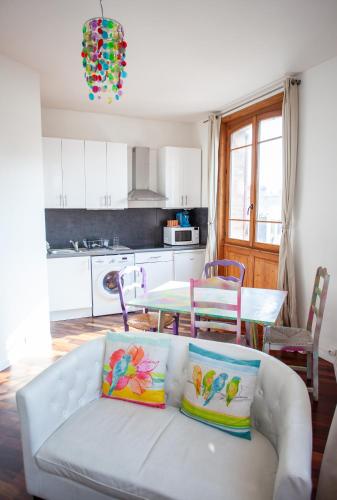 un salon avec un canapé blanc et une table dans l'établissement Très bel appartement idéal couple et famille, à Villers-sur-Mer