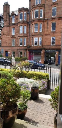 a garden with flowers in front of a building at Highfield Guest House in Edinburgh