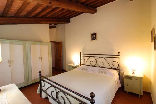Un dormitorio con una cama y dos mesas y dos lámparas. en Casa Ciabatti, en Castel Focognano