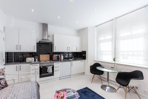 Central London Apartment - Great Location photo 32