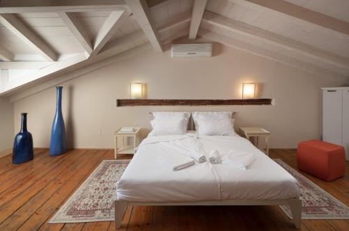 - une chambre avec un lit doté de draps et d'oreillers blancs dans l'établissement Angelo d'Oro Holiday Home Silva, à Rovinj