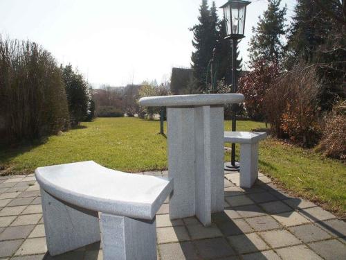una panchina e un tavolo in un parco di Gästehaus Erath a Lindau-Bodolz