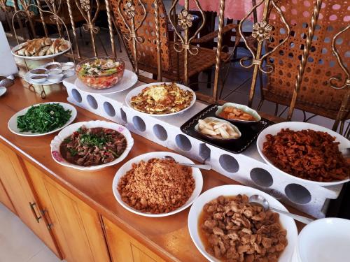 鹽寮村的住宿－日光海岸民宿，自助餐,餐桌上供应不同类型的食物