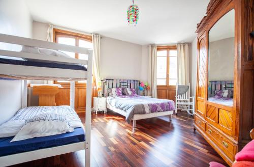 een slaapkamer met 2 stapelbedden en een spiegel bij Très bel appartement idéal couple et famille in Villers-sur-Mer