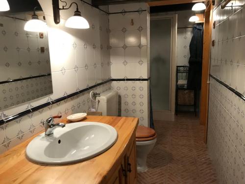 バダチョニトマイにあるIsland of peaceのバスルーム(洗面台、トイレ付)