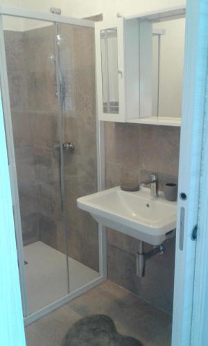 bagno con doccia, lavandino e doccia di Sole Open space a Garda