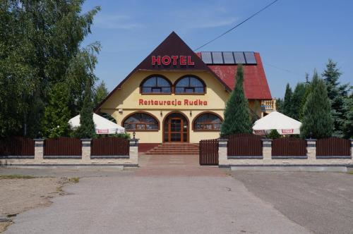 hotel z napisem z przodu w obiekcie Hotel-Restauracja-Bar Rudka w Ostrowcu Świętokrzyskim