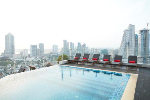 Kolam renang di atau dekat dengan Cinnamon Red Colombo