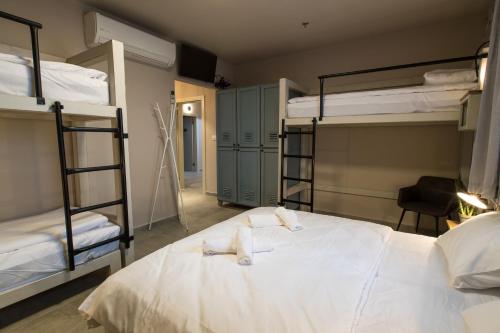 מיטה או מיטות קומותיים בחדר ב-אירוח בוטיק אל-רום