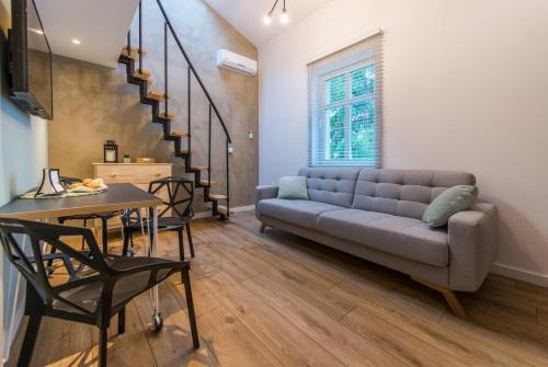 una sala de estar con un sofá y una mesa en Pearl of Sopot, en Sopot