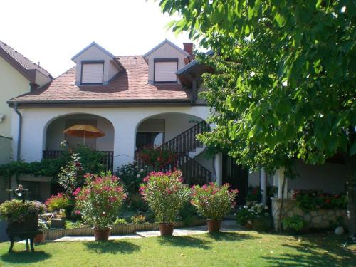 ein Haus mit Topfpflanzen im Vorgarten in der Unterkunft Ferienwohnungen Feldsee in Illmitz