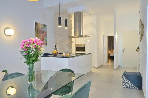 Kuchyň nebo kuchyňský kout v ubytování MyFlats Luxury Downtown