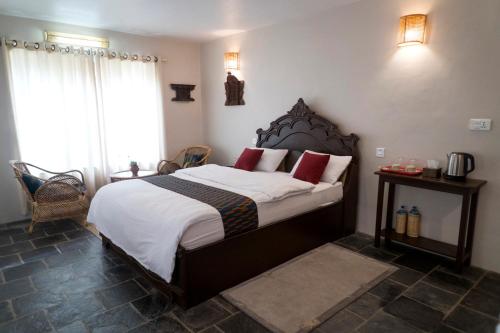 ein Schlafzimmer mit einem großen Bett und einem Fenster in der Unterkunft Omana Hotel in Kathmandu