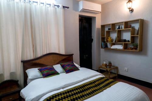 Una cama o camas en una habitación de Omana Hotel