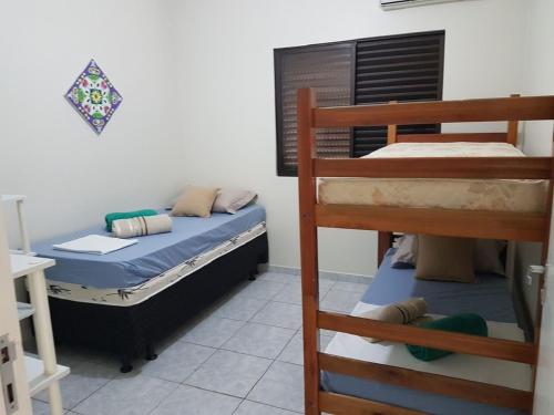 um quarto com 2 beliches e uma escada em CONFORTO e SEGURANÇA AP11 em Guaratuba