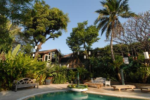 Bazén v ubytování Chakrabongse Villas nebo v jeho okolí