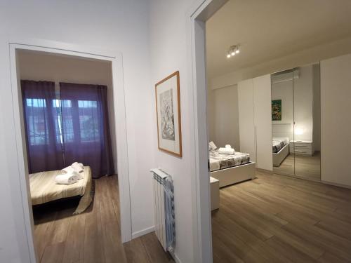 ローマにあるCozy San Pietroのベッド2台と鏡が備わる客室です。