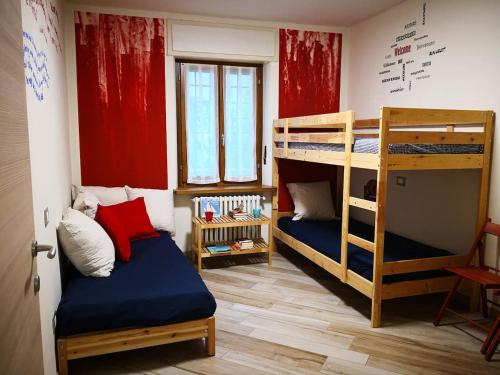 a room with two bunk beds in a room at Garda Sailor’s House in Garda