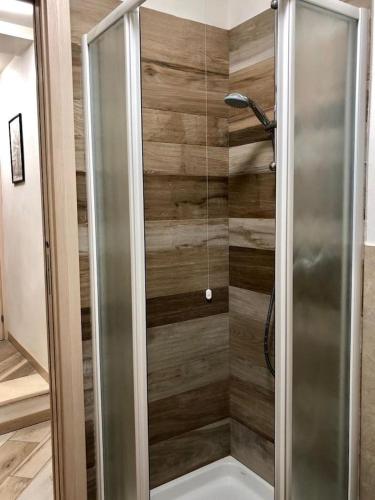 a shower with a glass door in a bathroom at Garda Sailor’s House in Garda