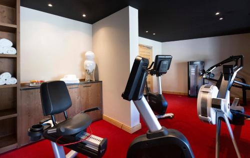 a gym with treadmills and exercise bikes in a room at Résidence Daria-I Nor by les Etincelles in L'Alpe-d'Huez