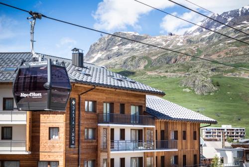 a building with a mountain in the background at Résidence Daria-I Nor by les Etincelles in L'Alpe-d'Huez