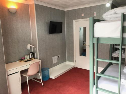 a room with a desk and a bunk bed at WiseStay in Cardiff