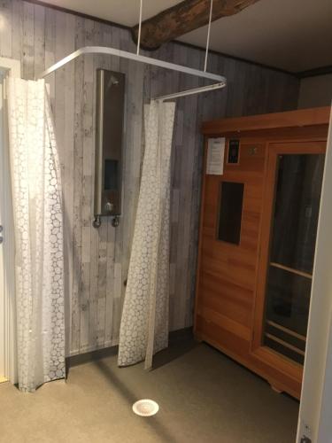 um quarto com uma porta e cortinas em Bakkevik Brygge em Kalvåg