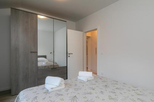 sypialnia z dużym lustrem i łóżkiem w obiekcie Relax Zone Apartment w mieście Trsteno