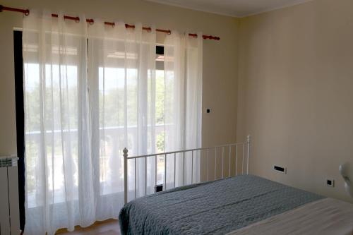 En eller flere senge i et værelse på Villa Meri