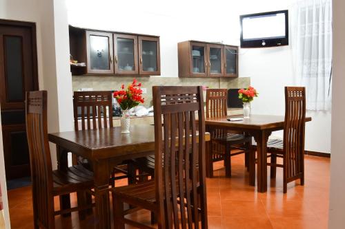 comedor con mesa de madera y sillas en Vino Villa Tourists & Local Accommodations - 24 Hrs, en Kandy