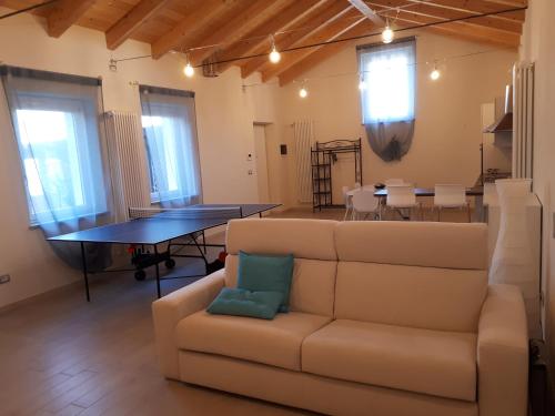 sala de estar con sofá y mesa en Holydays Home LITTLE FROG en Agliano Terme