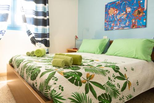 プンタ・セッカにあるMare Indaco Bed & Breakfastのベッドルーム1室(緑と白の毛布付きのベッド1台付)