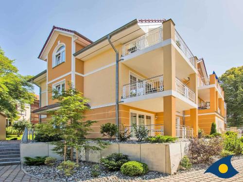 un gran edificio amarillo con balcones. en Parkresidenz "Zwei Linden" Whg 03 en Heringsdorf