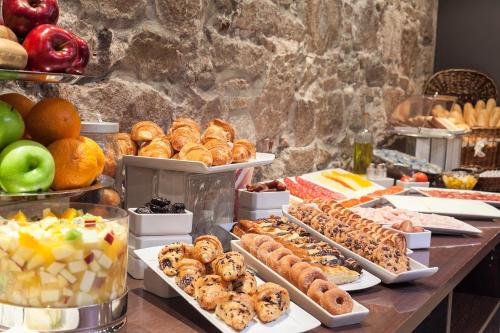 Un buffet de diferentes tipos de comida en una mesa. en Acta BCN 40, en Barcelona