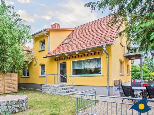 バンシンにあるKirchstraße 4 Whg 02の黄色い家