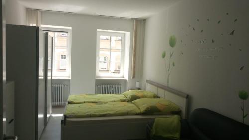 een slaapkamer met een bed in een kamer met een raam bij City Apartments Ebern in Ebern