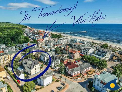 eine Luftansicht einer Stadt am Meer in der Unterkunft Villa Malve Wohnung 05 in Bansin