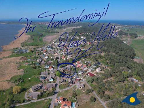 une vue aérienne d'un village avec les mots rappelez ce village de villes dans l'établissement Ferienhaus Melle 01, à Kolpinsee